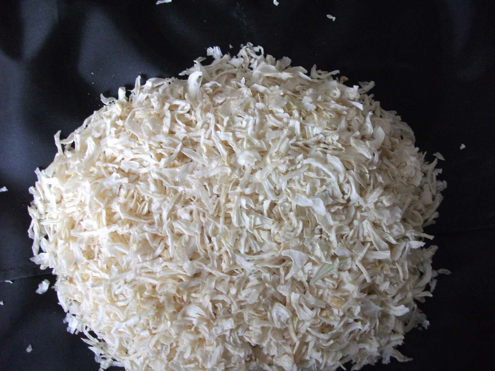 Dehydrated White Onion Flakes A-Grade | Bulk Export from Mahuva Gujarat India